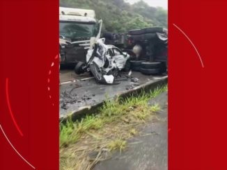Veículos de carga e de passeio se envolvem em grave acidente na BR 040, em Petrópolis, no RJ