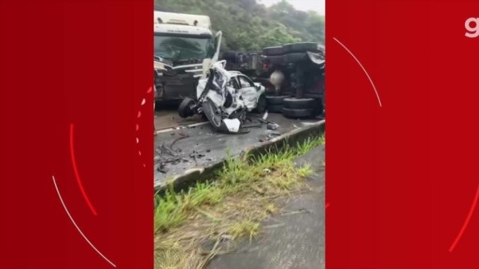 Veículos de carga e de passeio se envolvem em grave acidente na BR 040, em Petrópolis, no RJ 