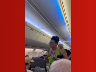 Advogado de mulher expulsa de voo vê racismo estrutural e diz que ela está muito abalada