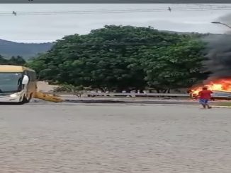 Carro pega fogo depois de bater em ônibus na BR 101 em Campos dos Goytacazes