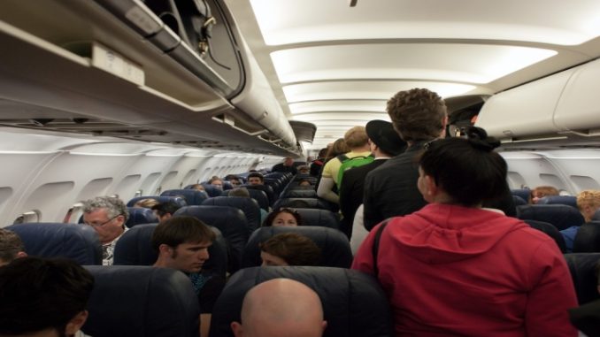 Controle da janela, levar lanchinho, perturbar o comissário: veja regras de etiqueta durante o voo 