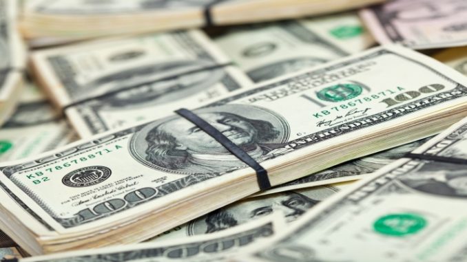 Dólar opera em queda e vai a R$ 4,88, após Copom e dados fracos nos EUA; Ibovespa sobe mais de 2% 