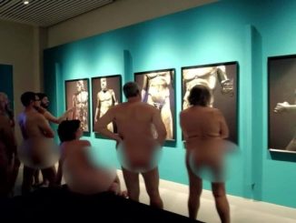 Museu recebe visitantes pelados em exposição fotográfica de estátuas gregas nuas