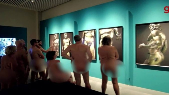 Museu recebe visitantes pelados em exposição fotográfica de estátuas gregas nuas 