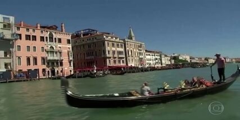 Gondoleiros de Veneza diminuem capacidade de transporte porque turistas estariam gordinhos