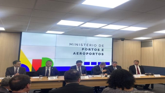 Prometido para este ano, 'Voa Brasil' só será anunciado em 2024, diz ministro dos Portos e Aeroportos 
