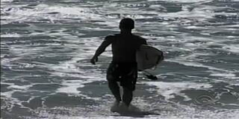 Vídeo de 2013 sobre uma competição de surfe naturista na Praia do Pinho 
