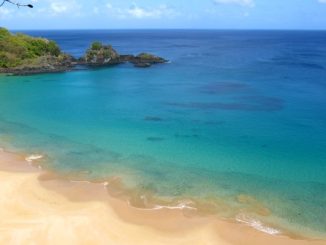 Conheça a Praia do Sancho, eleita 'melhor praia do mundo' em 2023