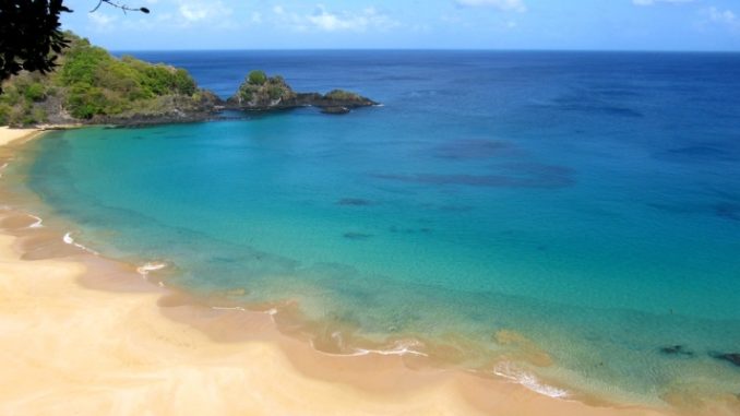 Conheça a Praia do Sancho, eleita 'melhor praia do mundo' em 2023 