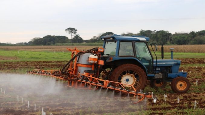 Liberação de agrotóxicos cai no Brasil em 2023, após sete anos seguidos de alta 