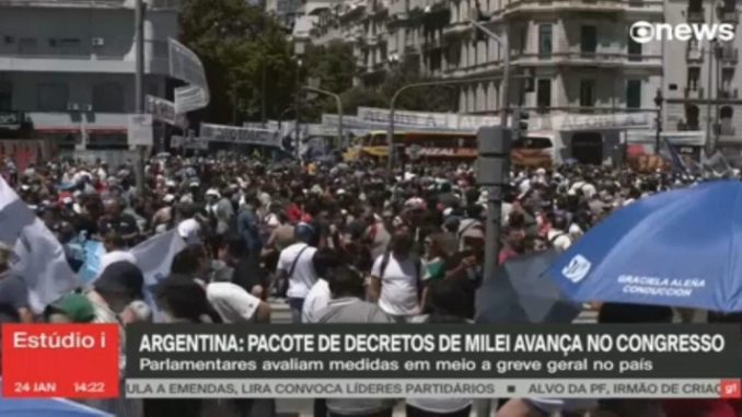 Milei enfrenta paralisação geral na Argentina; polícia tenta proibir bloqueio de vias 