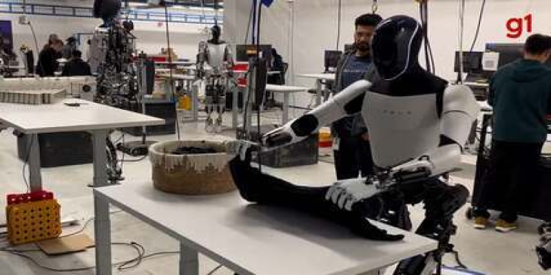 Musk mostra robô da Tesla dobrando camiseta