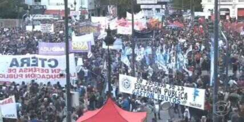 Argentina: 150 mil pessoas protestam contra cortes nas universidades públicas
