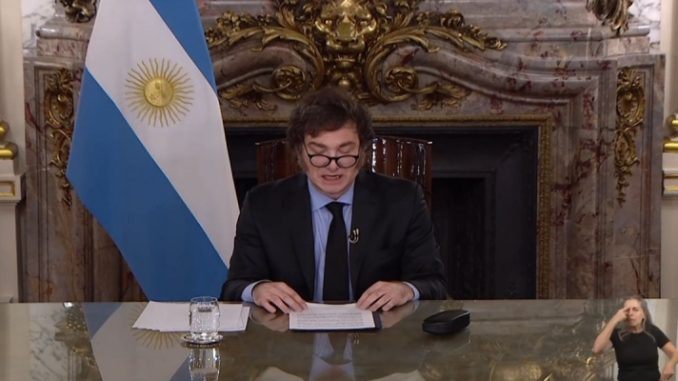 Argentina tem 3º superávit mensal seguido, e Milei diz que país está no caminho contra 'inferno inflacionário' 