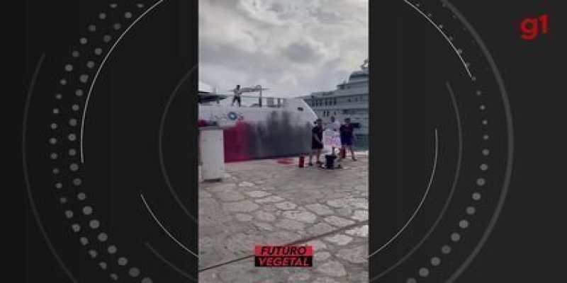 Ativistas vandalizam iate atracado em Ibiza