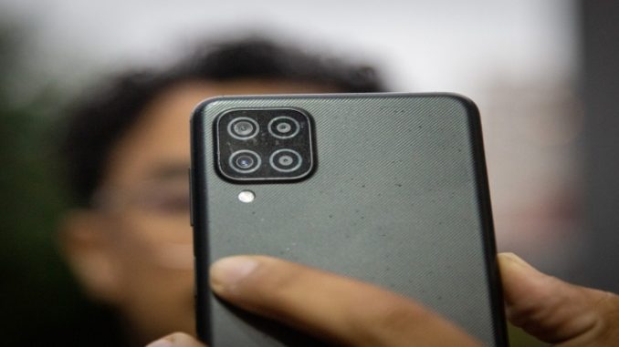 Como limpar a lente da câmera do celular? 