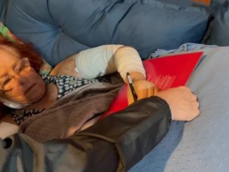 Escritora Roseana Murray dá primeiros autógrafos com a mão esquerda ao chegar em casa após alta hospitalar