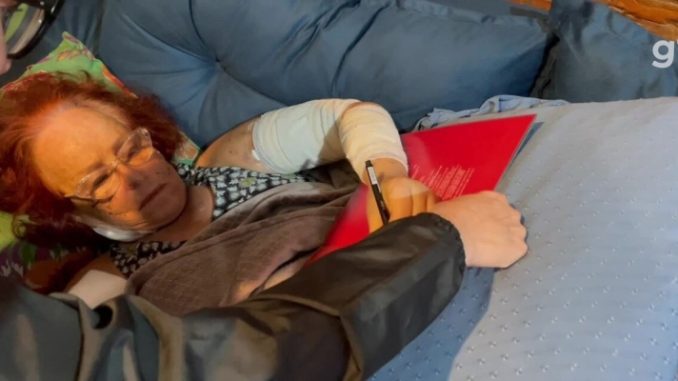 Escritora Roseana Murray dá primeiros autógrafos com a mão esquerda ao chegar em casa após alta hospitalar 