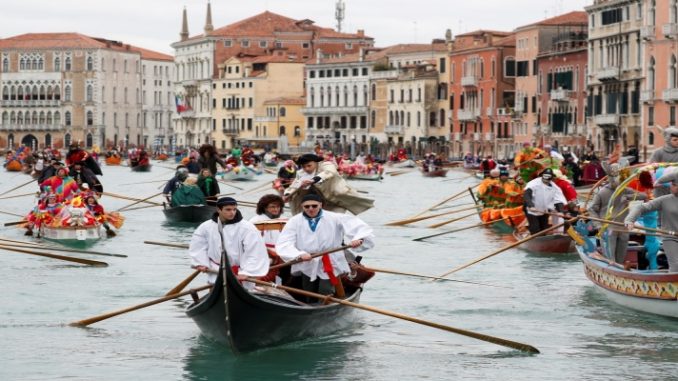 Veneza inicia cobrança de taxa diária de cinco euros para conter turismo em massa 
