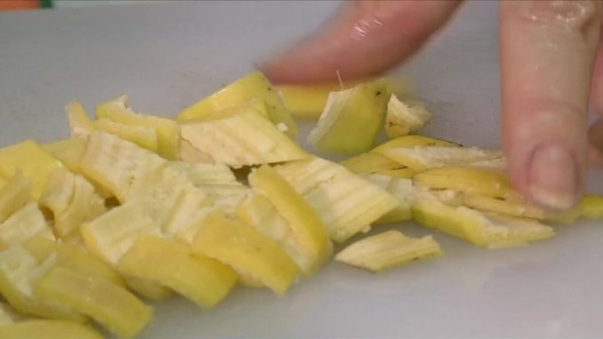 Aprenda a fazer bolo de banana aproveitando a casca da fruta 