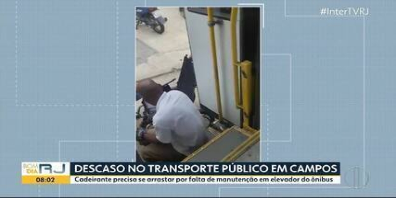 Cadeirante precisa se arrastar para descer de ônibus com elevador quebrado em Campos