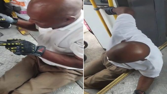 Cadeirante se arrasta pelo chão para descer de ônibus com elevador quebrado em Campos; VÍDEO 