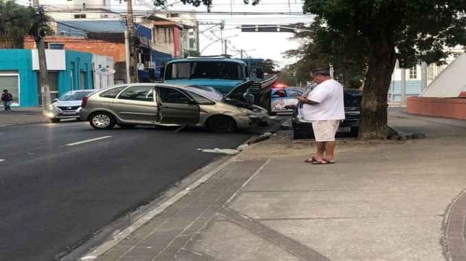 Homem fica ferido após batida entre carro e caminhão em Campos 
