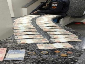 Polícia flagra adolescentes com quase R$ 2 mil em notas falsas em Aperibé, no RJ